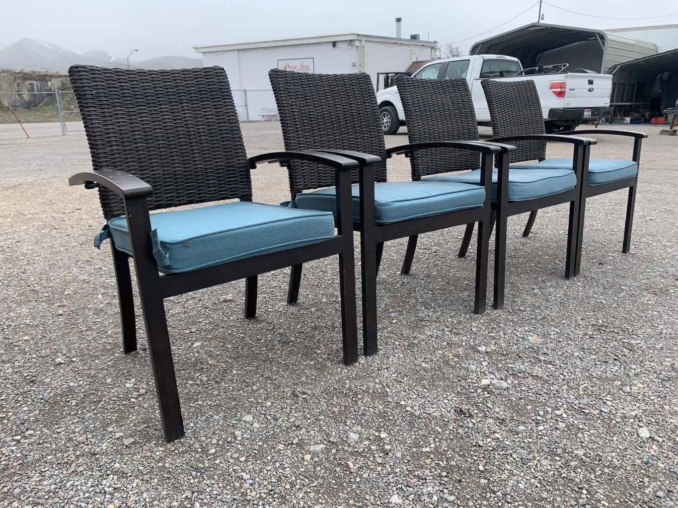 4 Brown Metal Patio Chairs With Teal Cushions Prime Time Auctions - Brown Metal Patio Chairs With Cushions